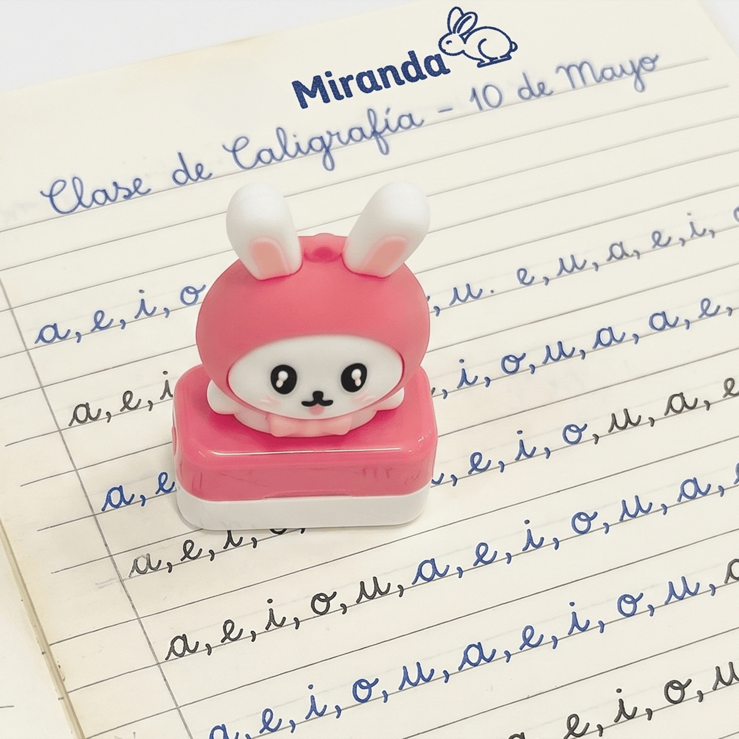 Sello flash Bunny marcando cuaderno escolar con nombre Miranda — Pequeños Aventureros — EL78 CDMX