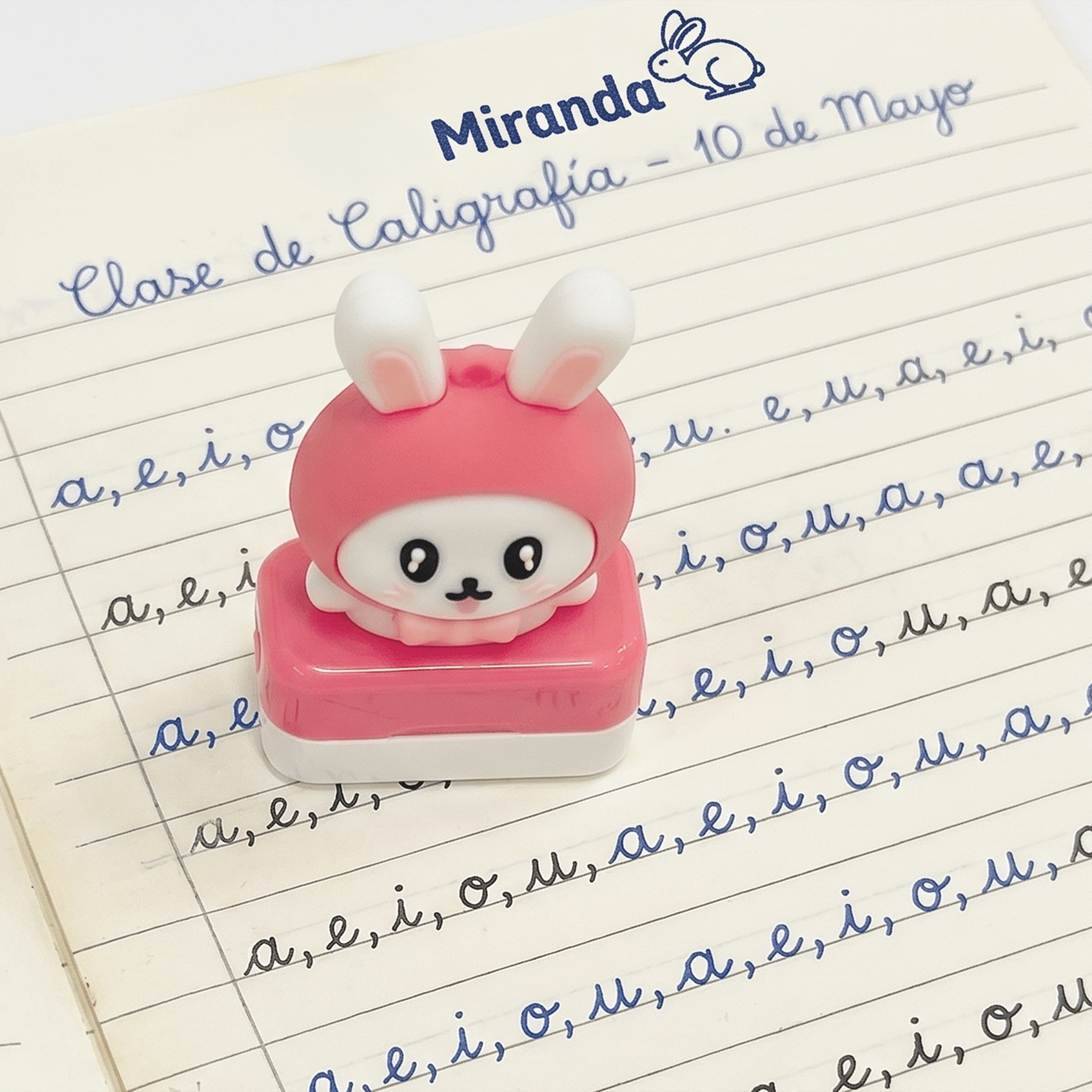 Sello flash Bunny marcando cuaderno escolar con nombre Miranda — Pequeños Aventureros — EL78 CDMX