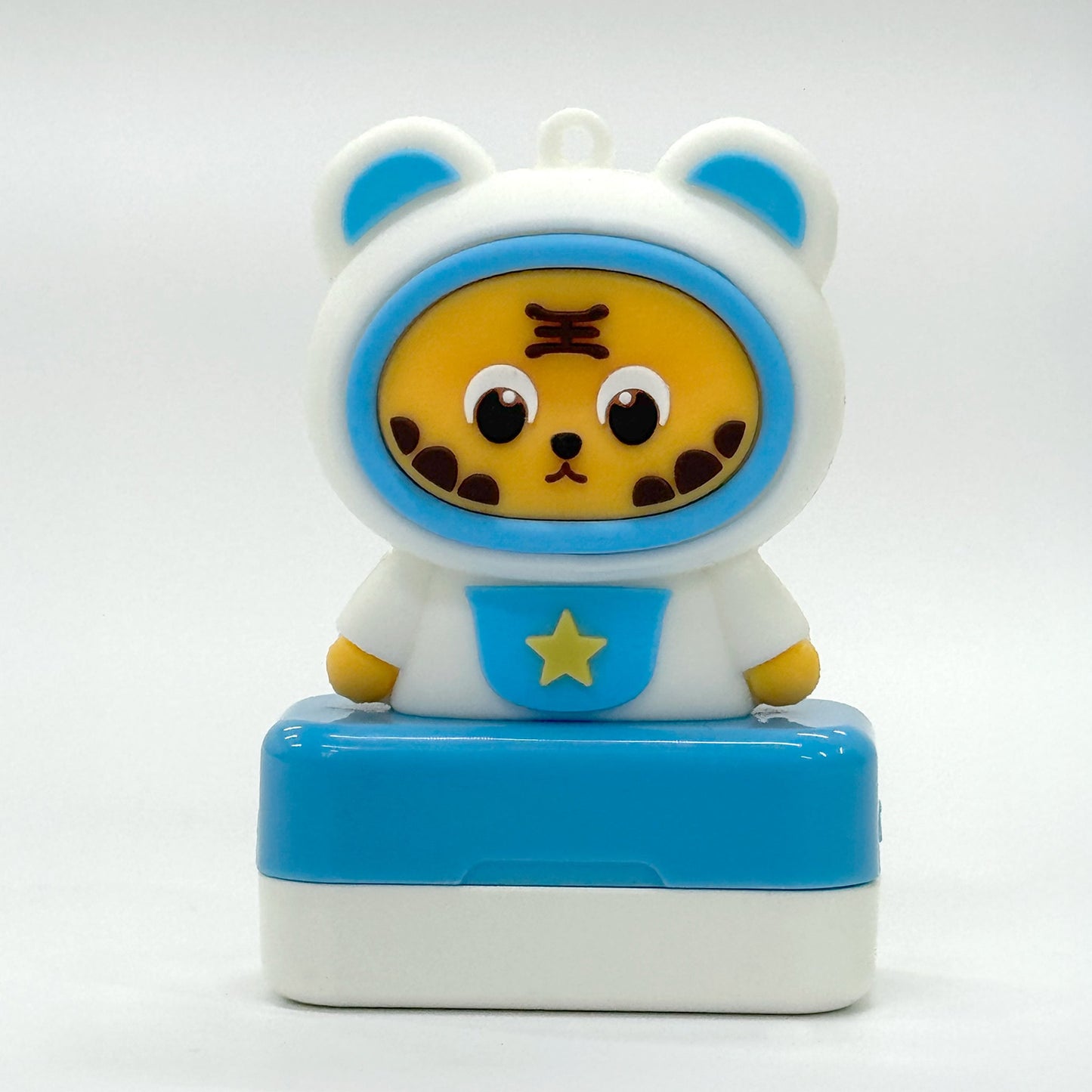 Sello flash infantil Astro — tigre en traje azul Pequeños Aventureros — para marcar ropa y útiles escolares — EL78 CDMX