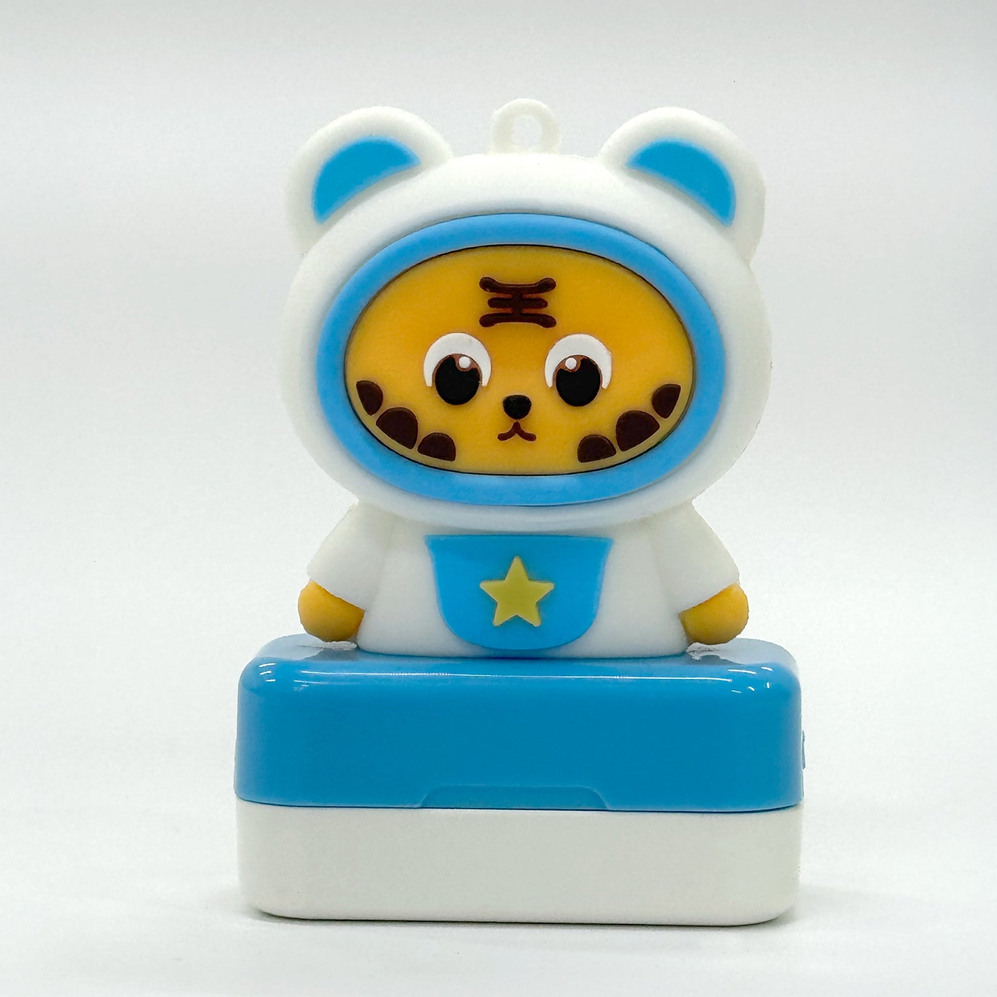 Sello flash infantil Astro — tigre en traje azul Pequeños Aventureros — para marcar ropa y útiles escolares — EL78 CDMX